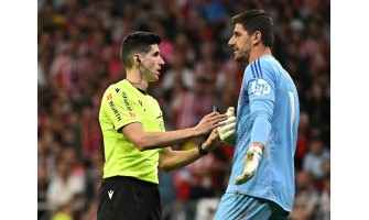 Fanoušci nemohou během zápasu házet odpadky na stadion Fanoušci nemohou během zápasu házet odpadky na stadion