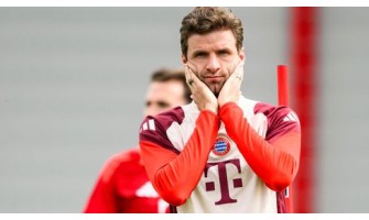 Fanoušci vzdávají hold Thomasu Müllerovi za dosažení milníku 500 odehraných zápasů v Bundeslize