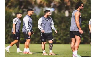 Lionel Messi střílí účinný gól poté, co se znovu vrátil Lionel Messi střílí účinný gól poté, co se znovu vrátil