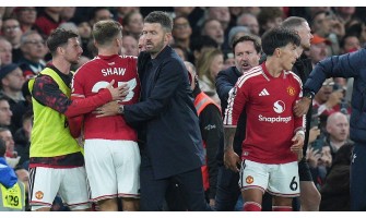 Naděje fanoušků Manchesteru United, že Michael Carrick zvrátí nepříznivý vývoj a zajistí mistrovský titul