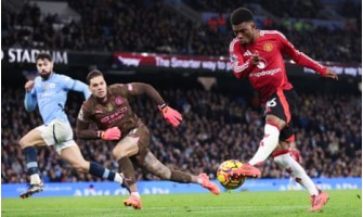 Pepa Guardiolu utěšoval mladý hráč Manchesteru United Amad Diallo