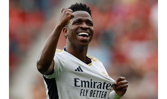 Poctu World Footballer of the Year získal poprvé hráč po 00